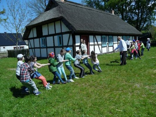  Grafika #19: WSZYSTKO PRACĄ ZDOBYĆ TRZEBA… – wycieczka klas drugich do Muzeum Wsi Słowińskiej w Klukach grafika