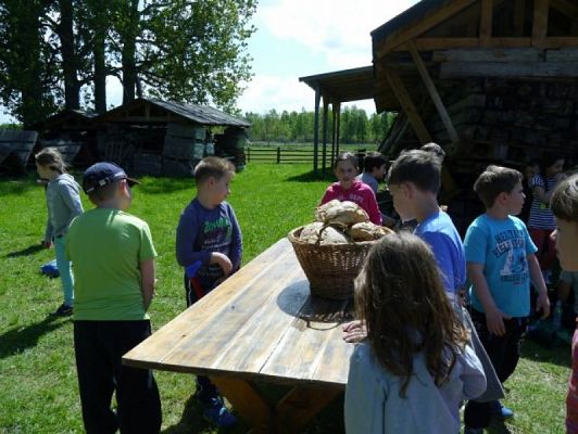  Grafika #20: WSZYSTKO PRACĄ ZDOBYĆ TRZEBA… – wycieczka klas drugich do Muzeum Wsi Słowińskiej w Klukach grafika