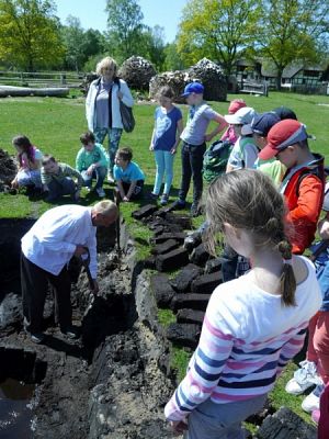  Grafika #21: WSZYSTKO PRACĄ ZDOBYĆ TRZEBA… – wycieczka klas drugich do Muzeum Wsi Słowińskiej w Klukach grafika