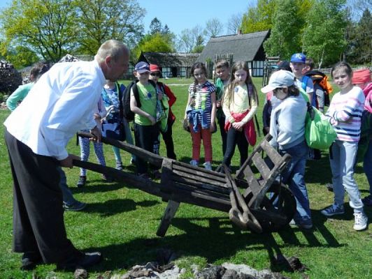  Grafika #22: WSZYSTKO PRACĄ ZDOBYĆ TRZEBA… – wycieczka klas drugich do Muzeum Wsi Słowińskiej w Klukach grafika