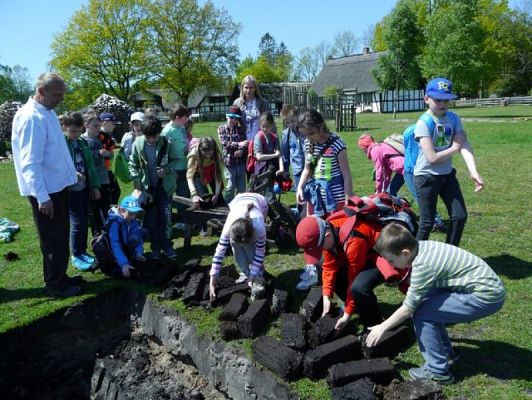 Grafika #23: WSZYSTKO PRACĄ ZDOBYĆ TRZEBA… – wycieczka klas drugich do Muzeum Wsi Słowińskiej w Klukach grafika
