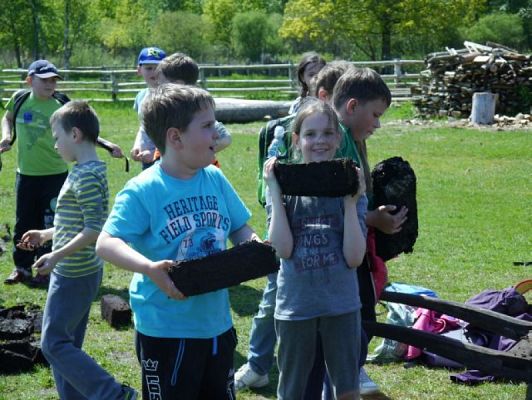  Grafika #25: WSZYSTKO PRACĄ ZDOBYĆ TRZEBA… – wycieczka klas drugich do Muzeum Wsi Słowińskiej w Klukach grafika