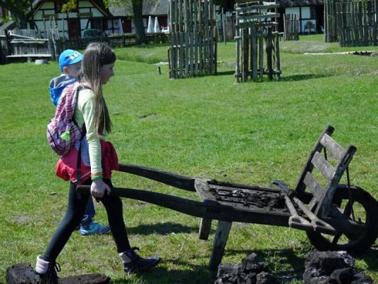  Grafika #26: WSZYSTKO PRACĄ ZDOBYĆ TRZEBA… – wycieczka klas drugich do Muzeum Wsi Słowińskiej w Klukach grafika