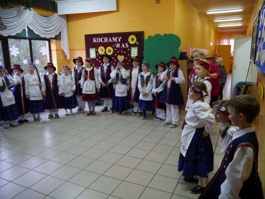  Grafika #5: Występ taneczny zespołu Lãbòrsczé Słunuszka grafika