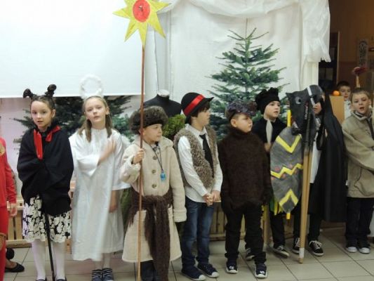  Grafika #1: ,,Gwiôzdka, gwiôzdka nawiédzô twòjã chëcz, stôrô to piãknô kaszëbskò zwëcz grafika