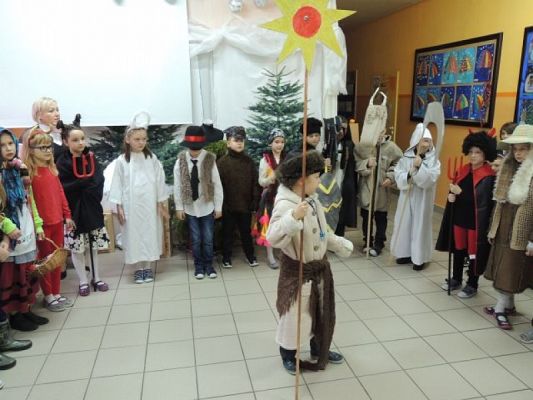  Grafika #2: ,,Gwiôzdka, gwiôzdka nawiédzô twòjã chëcz, stôrô to piãknô kaszëbskò zwëcz grafika