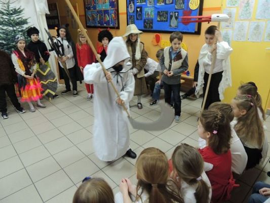  Grafika #5: ,,Gwiôzdka, gwiôzdka nawiédzô twòjã chëcz, stôrô to piãknô kaszëbskò zwëcz grafika