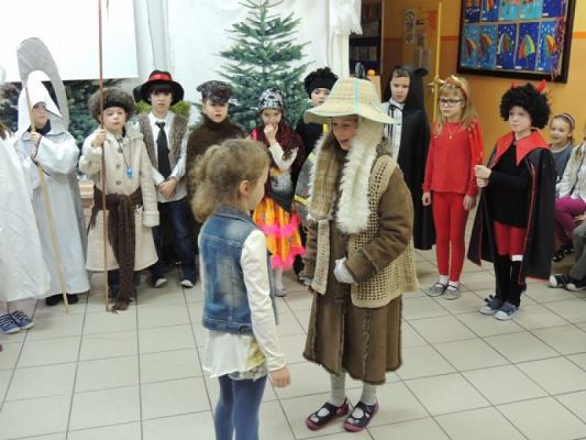  Grafika #8: ,,Gwiôzdka, gwiôzdka nawiédzô twòjã chëcz, stôrô to piãknô kaszëbskò zwëcz grafika