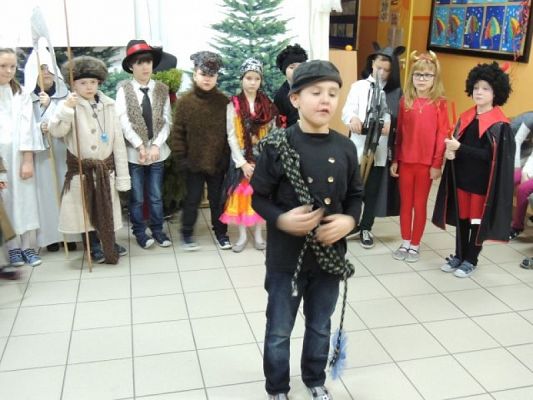  Grafika #9: ,,Gwiôzdka, gwiôzdka nawiédzô twòjã chëcz, stôrô to piãknô kaszëbskò zwëcz grafika