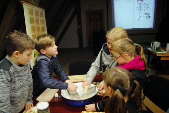  Grafika #9: 100 lat - Zatrzymany czasczyli wycieczka do Swołowa grafika