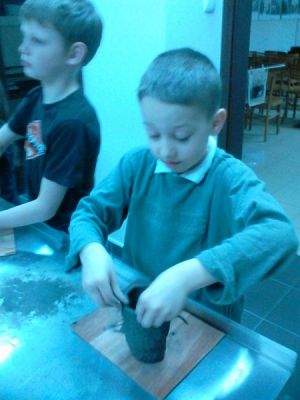  Grafika #3: PODZIWIAMY RZEŹBY LUDOWE I LEPIMY W GLINIE grafika