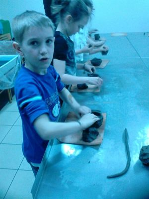  Grafika #6: PODZIWIAMY RZEŹBY LUDOWE I LEPIMY W GLINIE grafika