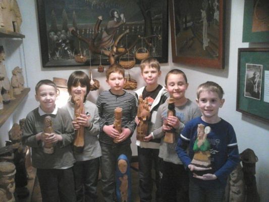  Grafika #0: PODZIWIAMY RZEŹBY LUDOWE I LEPIMY W GLINIE grafika