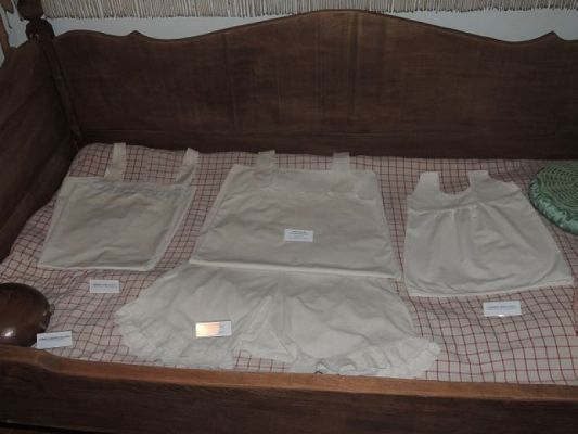  Grafika #4: ,,PAMIĄTKI Z PRZESZŁOŚCI " grafika