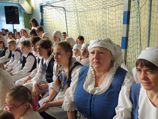 Grafika #2: ,,LĘBORSKIE SŁONECZKA NA DNIU KASZUBSKIM W STRZEBIELINIE grafika