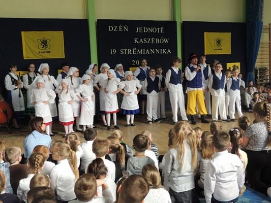 Grafika #8: ,,LĘBORSKIE SŁONECZKA NA DNIU KASZUBSKIM W STRZEBIELINIE grafika