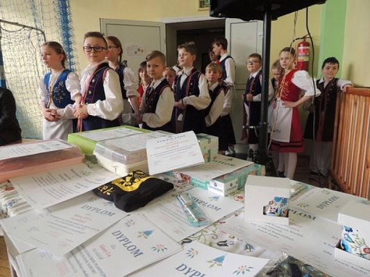 Grafika #10: ,,LĘBORSKIE SŁONECZKA NA DNIU KASZUBSKIM W STRZEBIELINIE grafika