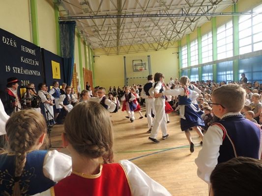 Grafika #15: ,,LĘBORSKIE SŁONECZKA NA DNIU KASZUBSKIM W STRZEBIELINIE grafika