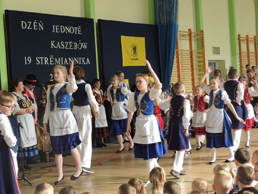 Grafika #18: ,,LĘBORSKIE SŁONECZKA NA DNIU KASZUBSKIM W STRZEBIELINIE grafika