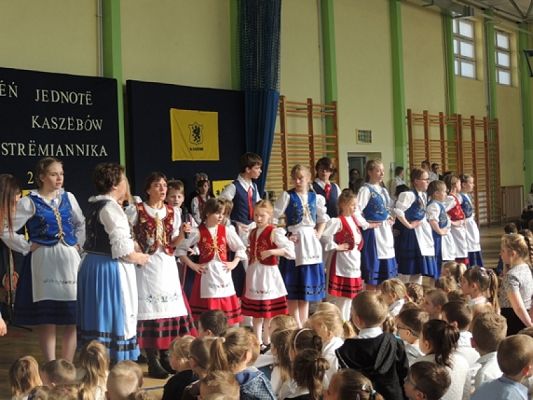 Grafika #22: ,,LĘBORSKIE SŁONECZKA NA DNIU KASZUBSKIM W STRZEBIELINIE grafika