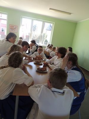 Grafika #24: ,,LĘBORSKIE SŁONECZKA NA DNIU KASZUBSKIM W STRZEBIELINIE grafika