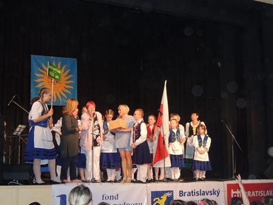 Grafika #9: ,,LĘBORSKIE SŁONECZKA na XX Międzynarodowym Festiwalu w Bratysławie grafika