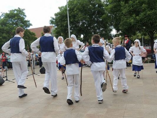 Grafika #15: ,,LĘBORSKIE SŁONECZKA na XX Międzynarodowym Festiwalu w Bratysławie grafika