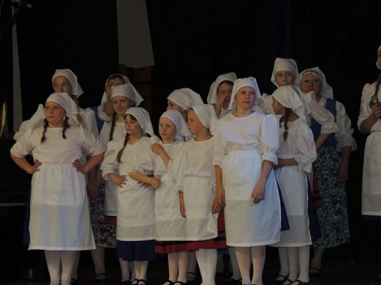 Grafika #0: WYSTĘP KASZUBSKI W GMINNYM OŚRODKU KULTURY i SPORTU W WICKU grafika