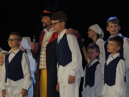 Grafika #2: WYSTĘP KASZUBSKI W GMINNYM OŚRODKU KULTURY i SPORTU W WICKU grafika