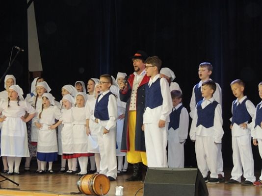 Grafika #3: WYSTĘP KASZUBSKI W GMINNYM OŚRODKU KULTURY i SPORTU W WICKU grafika