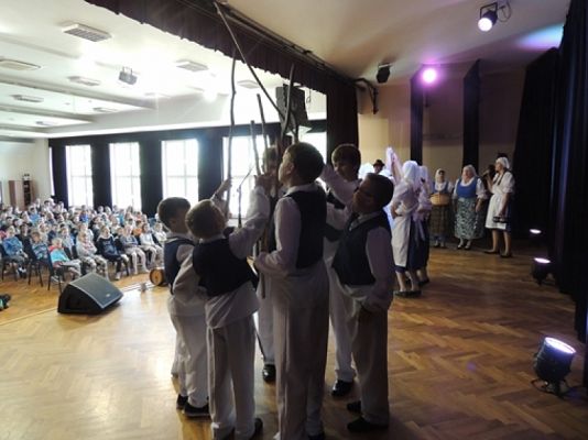 Grafika #4: WYSTĘP KASZUBSKI W GMINNYM OŚRODKU KULTURY i SPORTU W WICKU grafika