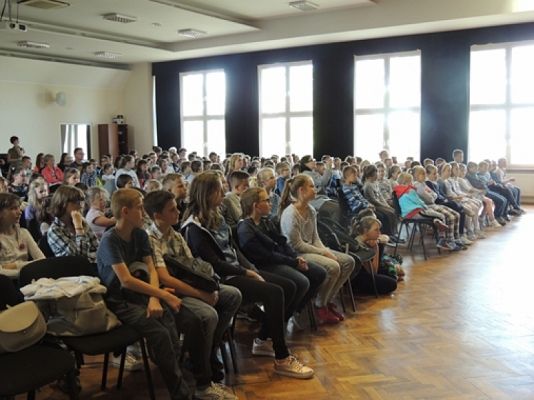 Grafika #5: WYSTĘP KASZUBSKI W GMINNYM OŚRODKU KULTURY i SPORTU W WICKU grafika