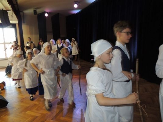 Grafika #8: WYSTĘP KASZUBSKI W GMINNYM OŚRODKU KULTURY i SPORTU W WICKU grafika