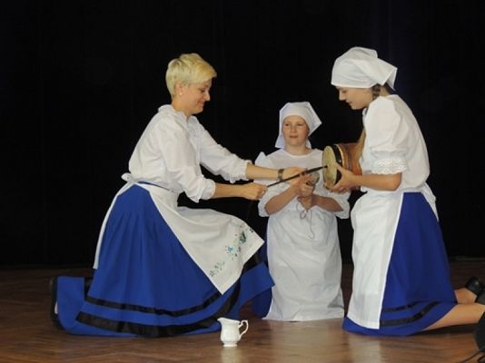 Grafika #9: WYSTĘP KASZUBSKI W GMINNYM OŚRODKU KULTURY i SPORTU W WICKU grafika