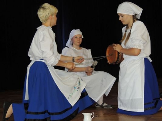 Grafika #10: WYSTĘP KASZUBSKI W GMINNYM OŚRODKU KULTURY i SPORTU W WICKU grafika