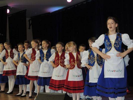 Grafika #12: WYSTĘP KASZUBSKI W GMINNYM OŚRODKU KULTURY i SPORTU W WICKU grafika