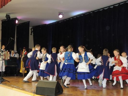 Grafika #13: WYSTĘP KASZUBSKI W GMINNYM OŚRODKU KULTURY i SPORTU W WICKU grafika