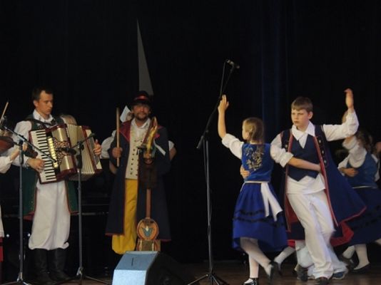 Grafika #15: WYSTĘP KASZUBSKI W GMINNYM OŚRODKU KULTURY i SPORTU W WICKU grafika