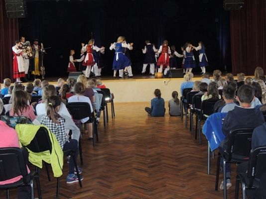 Grafika #19: WYSTĘP KASZUBSKI W GMINNYM OŚRODKU KULTURY i SPORTU W WICKU grafika