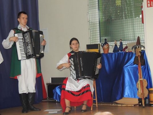 Grafika #4: Widowisko ,,A ja swych Kaszub kochać nie przestanę! grafika