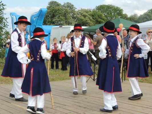  Grafika #1: KASZUBI NA FESTYNIE RODZINNYM W ŁEBUNI grafika