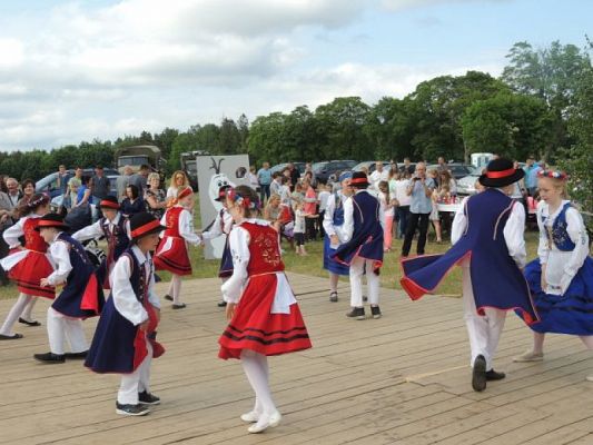  Grafika #7: KASZUBI NA FESTYNIE RODZINNYM W ŁEBUNI grafika