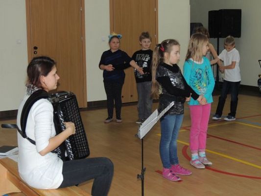  Grafika #1: A Lęborskie Słoneczka tańczą i tańczą… grafika