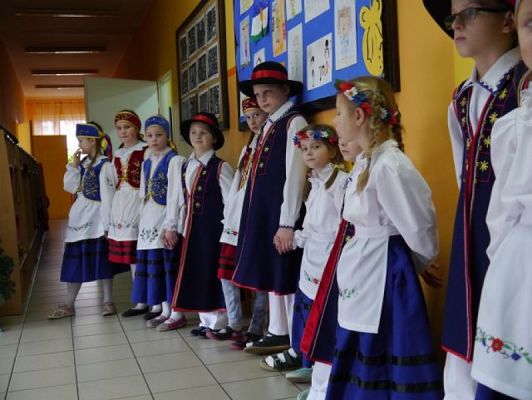  Grafika #1: Występ taneczny zespołu Lãbòrsczé Słunuszka grafika