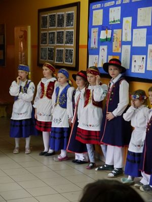  Grafika #2: Występ taneczny zespołu Lãbòrsczé Słunuszka grafika