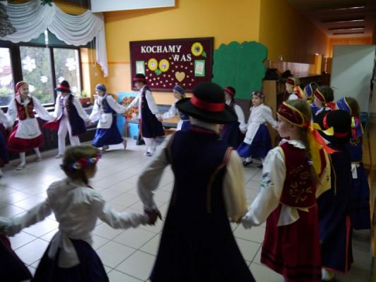  Grafika #3: Występ taneczny zespołu Lãbòrsczé Słunuszka grafika