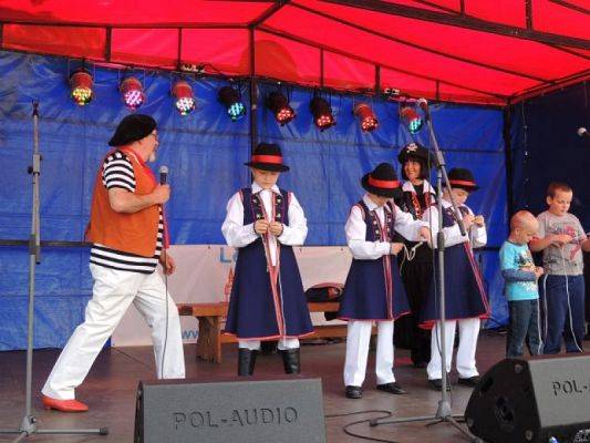  Grafika #2: WYSTĘP KASZUBSKI NA PLACU POKOJU grafika