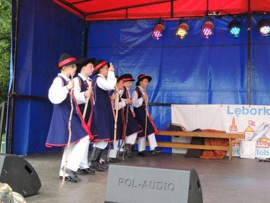  Grafika #5: WYSTĘP KASZUBSKI NA PLACU POKOJU grafika
