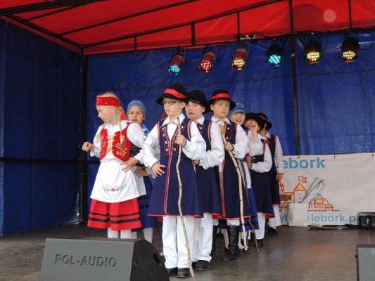  Grafika #8: WYSTĘP KASZUBSKI NA PLACU POKOJU grafika