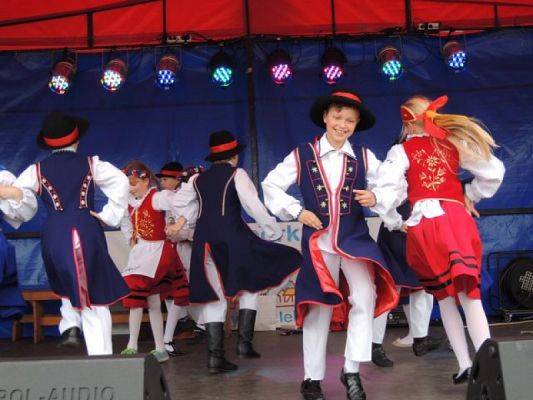  Grafika #13: WYSTĘP KASZUBSKI NA PLACU POKOJU grafika